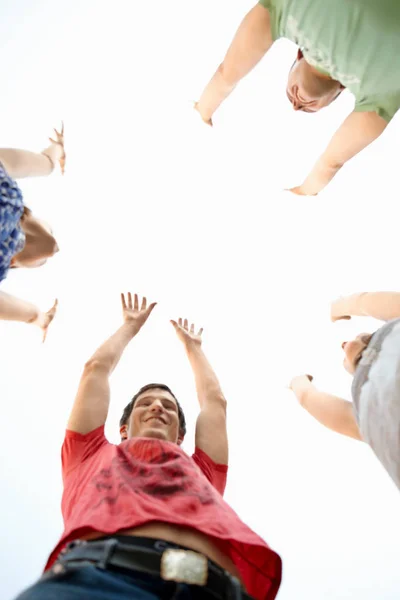 Energetische groep jongeren — Stockfoto