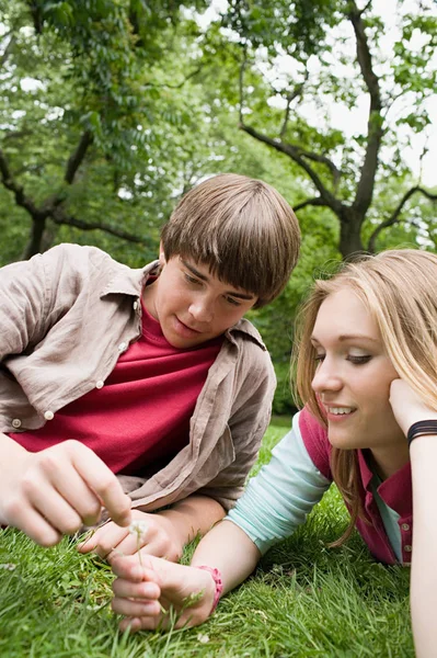 Adolescentes relajándose en el parque — Foto de Stock