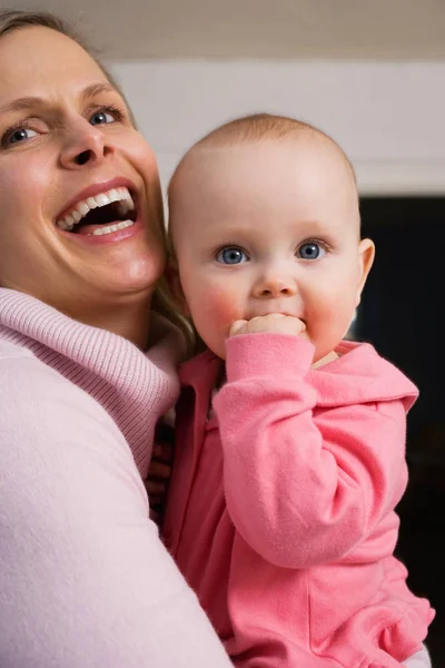 Feliz madre y bebé —  Fotos de Stock