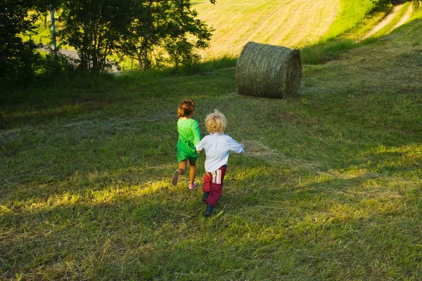 Elele ve çalışan çocuklar — Stok fotoğraf