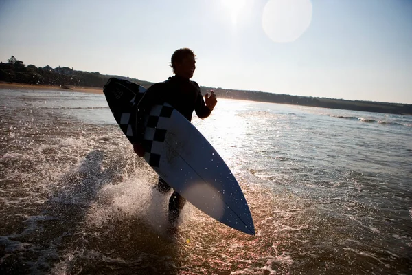 Hombre corriendo a través del agua —  Fotos de Stock