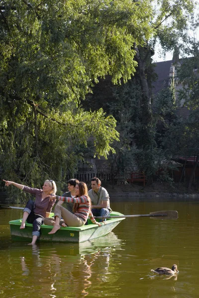 Amigos rafting em barco — Fotografia de Stock