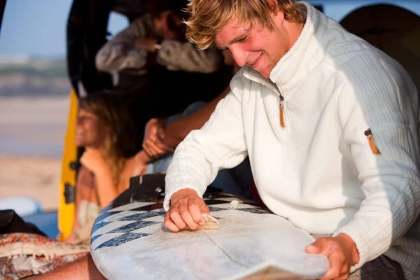 Homme planche de surf épilation — Photo