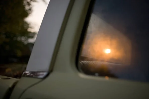 Lumière du soleil réfléchissant sur la fenêtre de la voiture — Photo