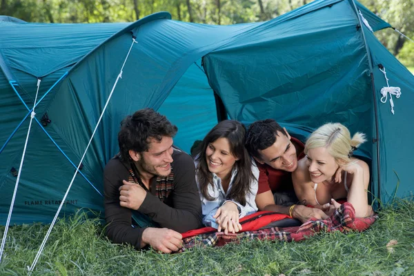 テントの中で横になっていると楽しい時を過す人々 — ストック写真