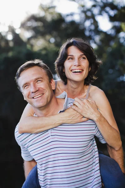 Homem carregando Mulher Piggyback — Fotografia de Stock