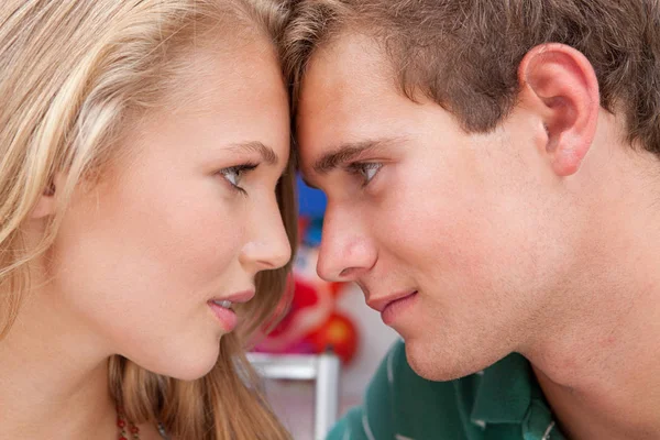 Adolescente casal de pé cara a cara — Fotografia de Stock