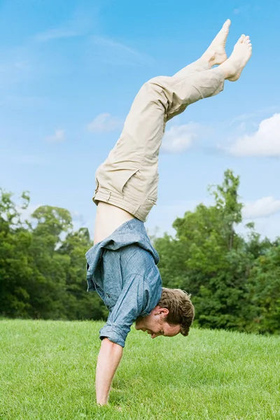 Άνθρωπος που κάνει handstand — Φωτογραφία Αρχείου