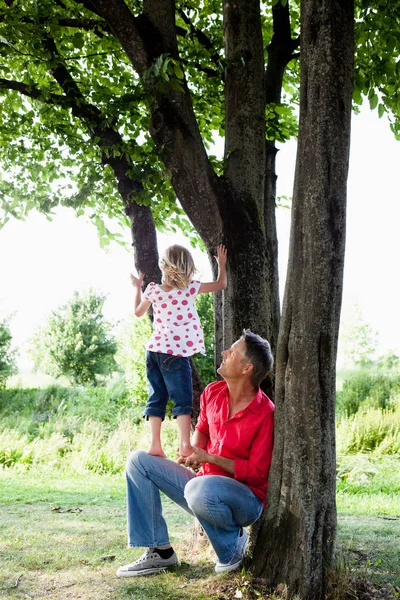 Père et fille grimpant sur l'arbre — Photo