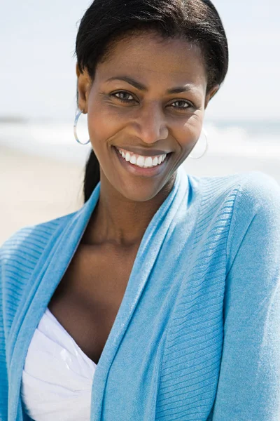 Mulher sorridente na praia — Fotografia de Stock