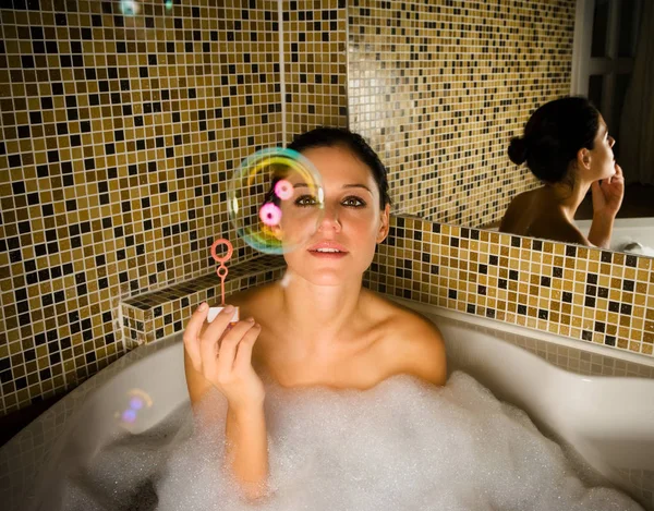 バブルを見てお風呂の女性 — ストック写真