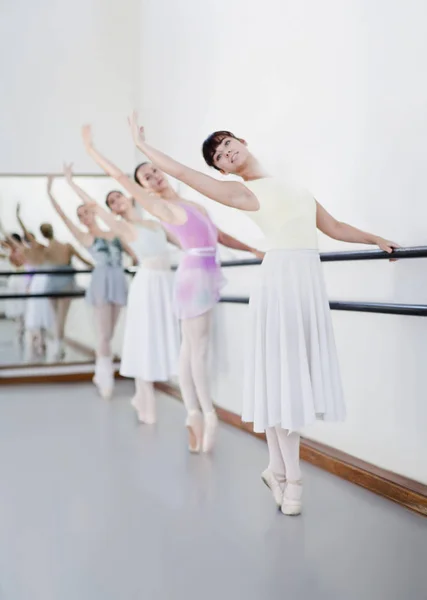 Bailarines de ballet en la barra —  Fotos de Stock