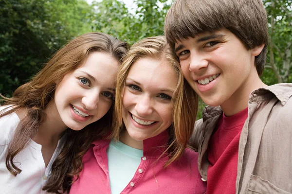 Adolescentes sonriendo a la cámara — Foto de Stock