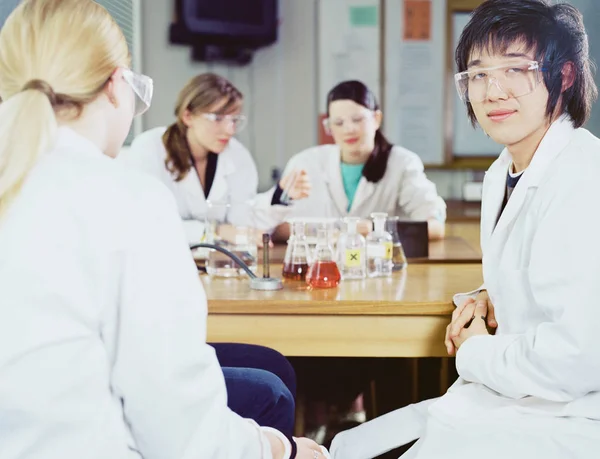 Eleverna i science klass — Stockfoto