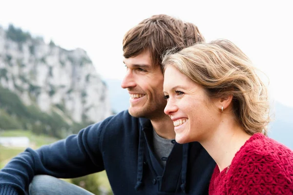 Pareja mirando paisaje — Foto de Stock