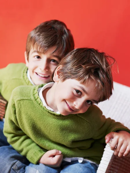 Zwei Brüder sitzen zusammen — Stockfoto