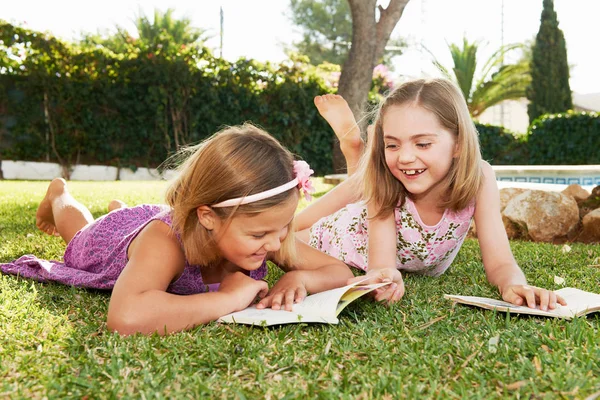 Meisjes lezen van boeken — Stockfoto