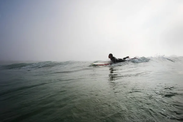 Hombre acostado en la tabla de surf —  Fotos de Stock