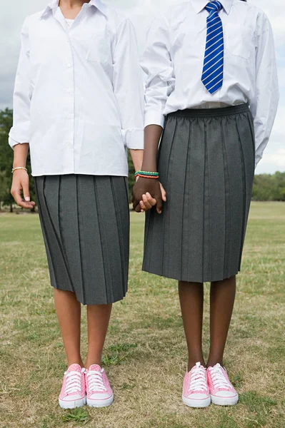 Schoolmeisjes hand in hand, close-up — Stockfoto