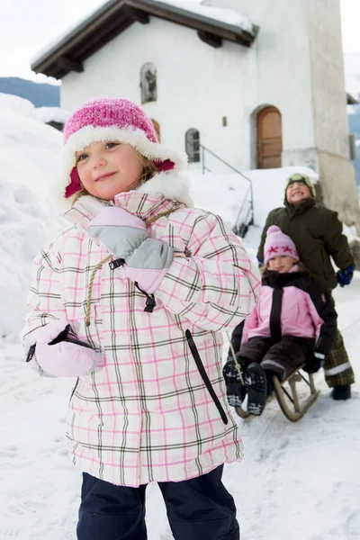 Niños Jugando Con Trineo Nieve —  Fotos de Stock