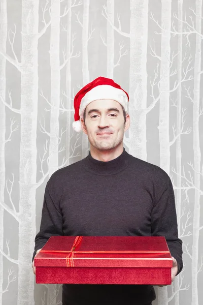 Hymyilevä mies Joulupukin hatussa — kuvapankkivalokuva