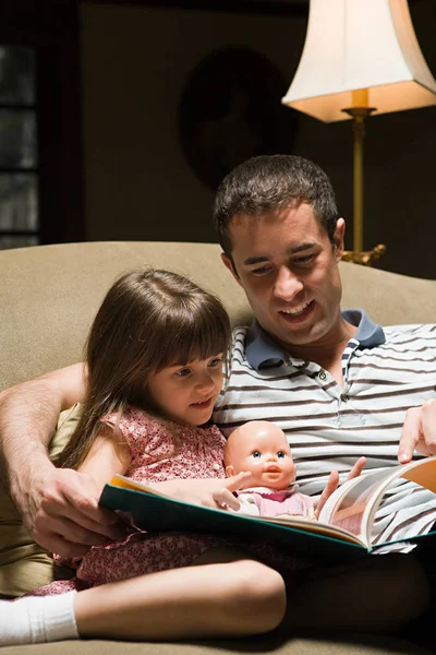 Ojciec i córka czytanie książki — Zdjęcie stockowe