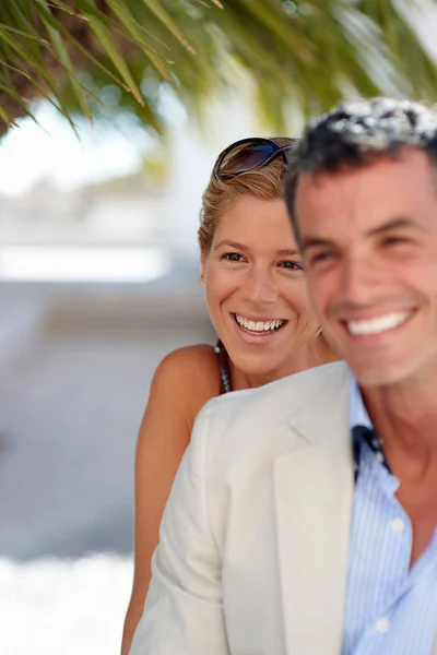 Man and woman smiling at camera — Stock Photo, Image