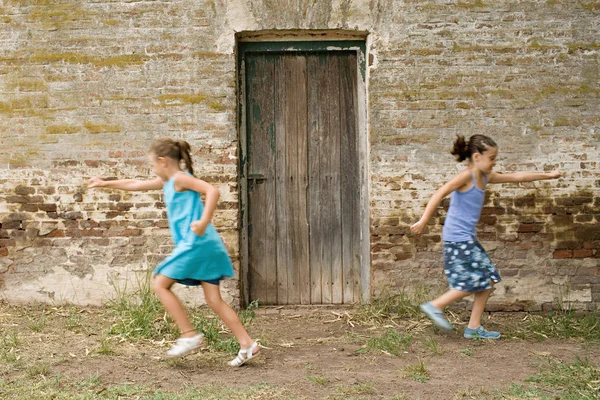 Mädchen rennen vor Holztür — Stockfoto