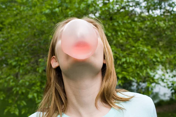 Girl blowing bubble gum bubble — Stock Photo, Image