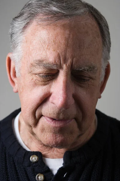 Starszy człowiek z zamkniętymi oczami — Zdjęcie stockowe