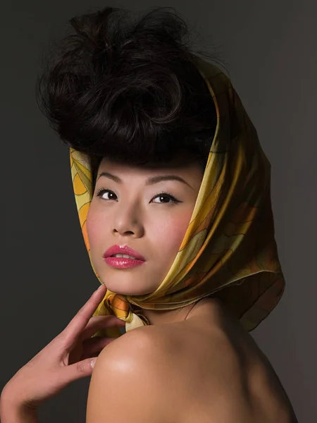 Vrouw dragen van de hoofddoek — Stockfoto