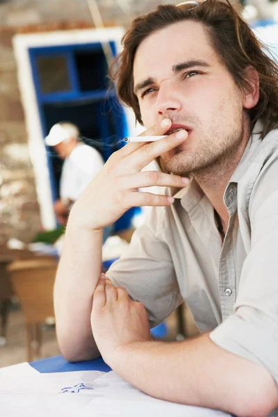 Man smoking cigaret in restaurant — Stock Photo, Image