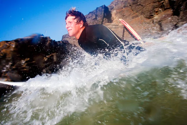 Человек на доске для серфинга в воде — стоковое фото