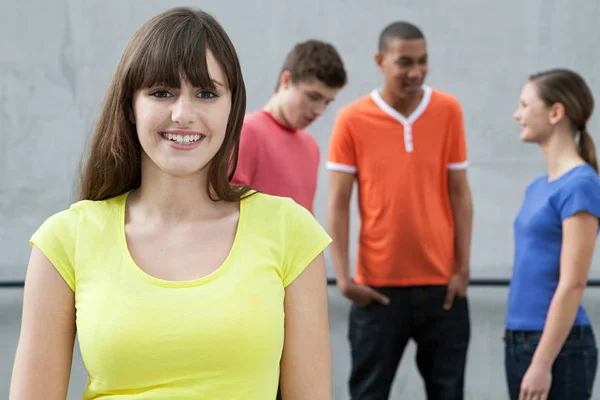 Mujer joven con amigos — Foto de Stock