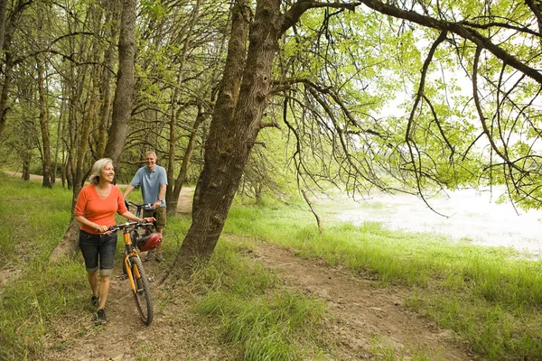 Par med cyklar i skogen — Stockfoto