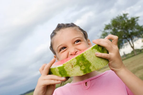 Menina comendo grande fatia de melancia — Fotografia de Stock