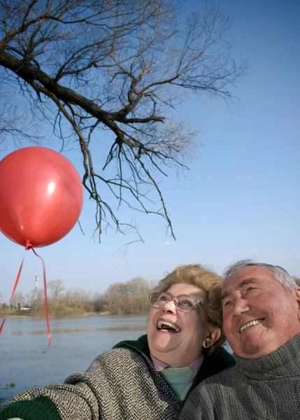 Seniorenpaar mit Luftballon — Stockfoto