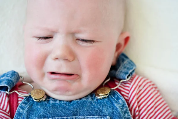 Huilende baby-jongen — Stockfoto