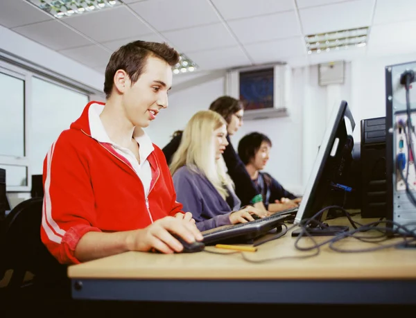 Estudantes usando computadores — Fotografia de Stock