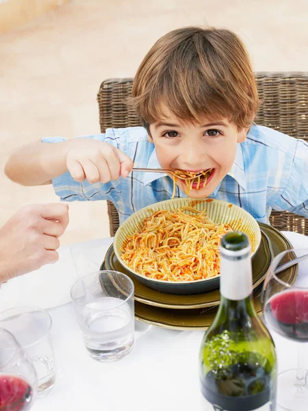 Chlapec jíst špagety — Stock fotografie