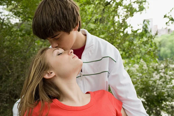 Adolescente menino beijando namorada — Fotografia de Stock