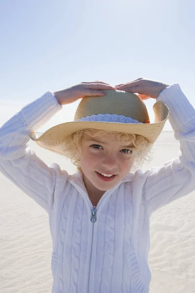 Ragazza con cappello di paglia — Foto Stock