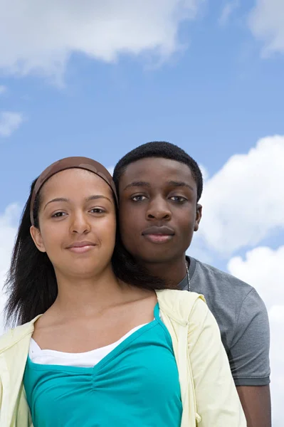 Teenage couple emrace — Stock Photo, Image