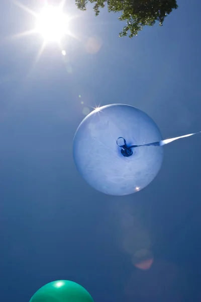 Ballon bleu contre ciel bleu — Photo