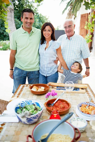 Famiglia generazionale che pranza — Foto Stock