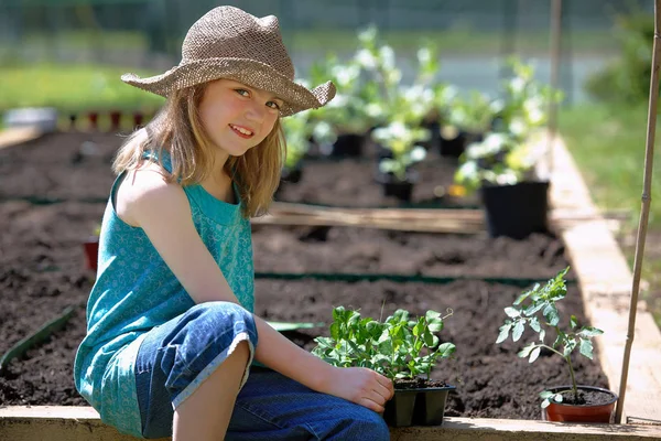 种植蔬菜的年轻女孩 — 图库照片