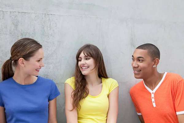 Hombre sentado con dos mujeres jóvenes — Foto de Stock