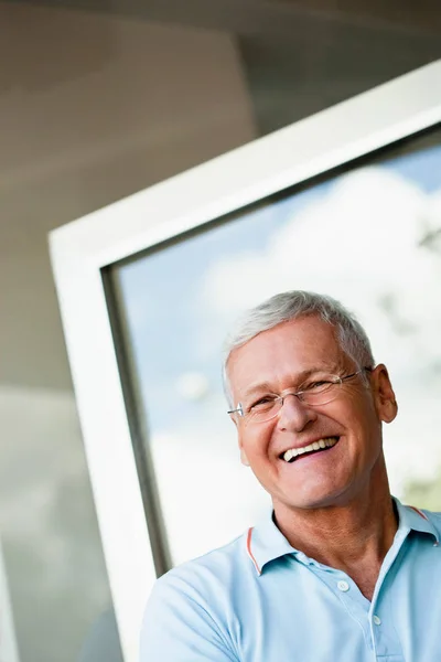 Hombre mayor sonriendo a la cámara — Foto de Stock