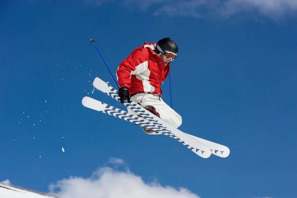 Skifahrer mit Sprungtrick — Stockfoto