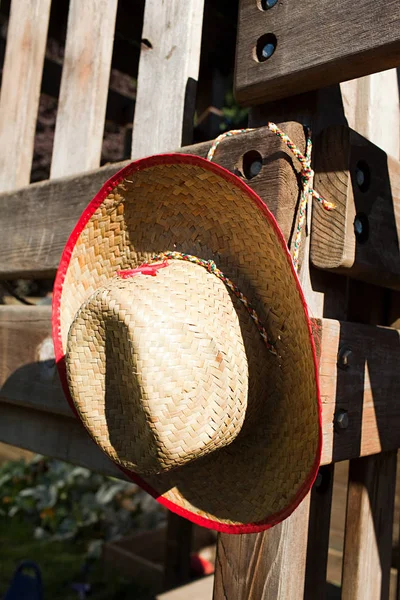 Sombrero de vaquero en valla de madera —  Fotos de Stock